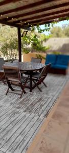 拉萨维纳Paradise, Porto Saler ET7104的木制甲板上的木桌和椅子