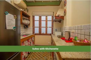 甘托克Amritara 5 BHK Luxury Villa, Gangtok的厨房配有水槽和台面