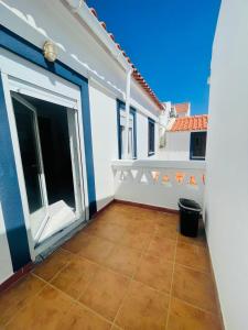 米尔芳提斯城Só Mar的享有房屋阳台的景色