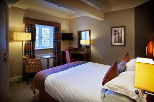 哈德斯菲尔德315 Bar & Restaurant的酒店客房设有一张大床和一张书桌。