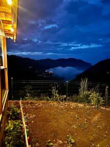 特拉布宗Trabzon Mountain House-UZUNLU的小屋享有山脉美景。