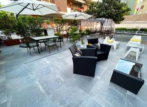 佛罗伦萨法兰奇酒店的一个带桌椅和遮阳伞的庭院