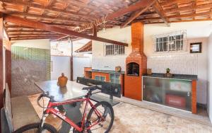 里约达欧特拉斯Casa aconchegante à 200m da praia的停放在带厨房的房间的自行车