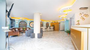 安塔利亚Blue Marina Hotel & Spa的一间带柱子的客厅和一间用餐室