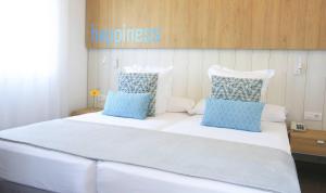 普拉亚布兰卡Labranda Alyssa Suite Hotel的一张带蓝色枕头的大型白色床