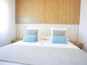 普拉亚布兰卡Labranda Alyssa Suite Hotel的一间卧室配有一张带蓝色枕头的大床