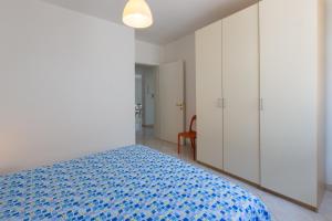 丽都玛里尼Appartamento fronte spiaggia的一间卧室配有床和白色橱柜