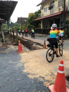 甲米镇Forum House Hotel Krabi的一群人骑着自行车骑在橙色锥形上