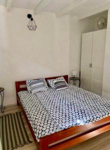 格罗日年Lucky Home - Apartment Art Grožnjan的一间卧室配有一张大床和两个枕头
