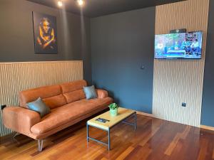 扎布利亚克Forma Mountain Lux Apartments的客厅配有棕色沙发和桌子