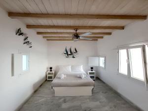 帕罗奇亚Ricardo by the sea的一间卧室配有一张床和吊扇