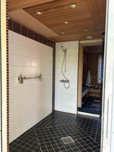 于韦斯屈莱Villa Tourula的带淋浴的浴室(铺有瓷砖地板)