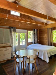 于韦斯屈莱Villa Tourula的卧室配有一张床和一张桌子及椅子
