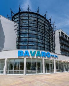 阳光海滩Hotel Bavaro的上面有标志的建筑