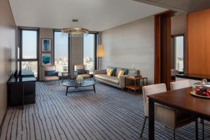 多哈Park Hyatt Doha的客厅配有沙发和桌子