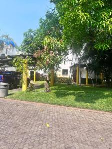 圣何塞港Casa Villas del Pacifico Puerto San José的树屋前的砖砌走道