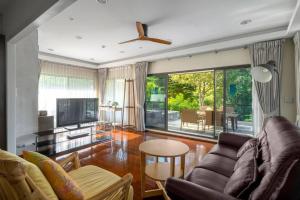 Ban Huai Sok NoiVilla Family R7 The Height Khaoyai 1BR byน้องมังคุด的带沙发和电视的客厅