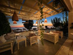 圣安娜纳克索斯Manios Suites的享有日落海滩美景的天井