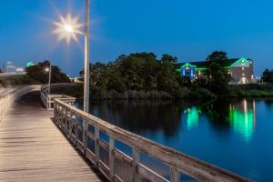 格拉森维尔安纳波利斯东部-肯特岛智选假日酒店的一条河上的桥梁,上面有路灯