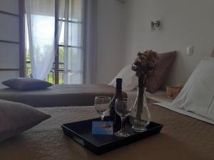 罗达Marili Apartments的一张桌子,上面放着一瓶葡萄酒和两杯酒