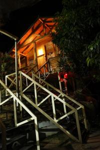 卡尔佩特塔Woodrose Resort的小木屋设有通往门的楼梯