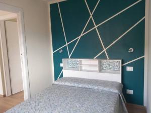 托里德尔贝纳科Casa Maria的一间卧室配有一张带绿色墙壁的床