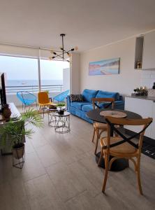 安托法加斯塔Departamento en Antofagasta 2D+1B FULL的客厅配有蓝色的沙发和桌子