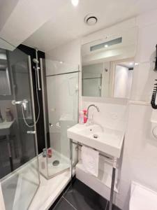 斯特拉斯堡Residence OLit Cathédrale的白色的浴室设有水槽和淋浴。