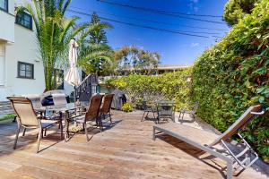 圣巴巴拉East Beach Retreats的庭院配有桌椅和遮阳伞