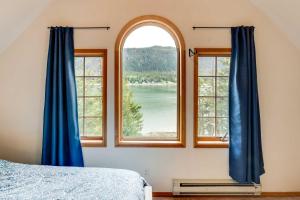 MendenhavenJuneau Vacation Home Stunning View and Beach Access的一间卧室设有湖景窗户