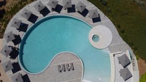 斯塔夫罗斯Kavos Hotel & Suites的游泳池的顶部景色