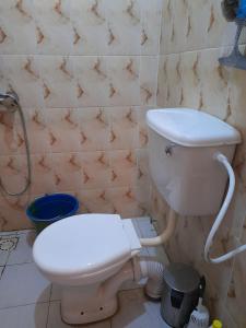 Sukutaflowerhouse passiebloem的一间带卫生间和淋浴的浴室