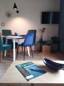 克鲁克兰基Apartamenty Zielone Drzwi的一间带桌子和蓝色椅子的用餐室