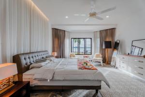 波德申Bamboo Rimbun-Tranquil Seaside Villa, Port Dickson的一间卧室配有一张大床和一个梳妆台