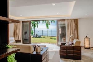 波德申Bamboo Rimbun-Tranquil Seaside Villa, Port Dickson的海景客厅