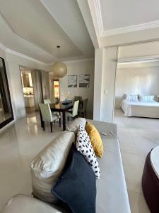 布宜诺斯艾利斯Recoleta Luxury Apartment的带沙发的客厅和用餐室