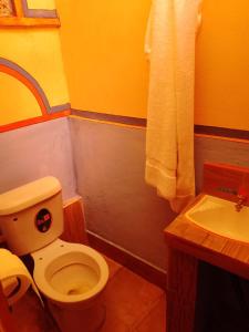 Isla de la LunaHostal Qhana Pacha的浴室配有白色卫生间和盥洗盆。