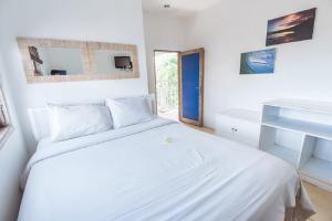 塞米亚克The Island Bali的白色的卧室设有白色的床和窗户。