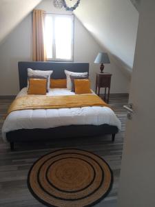 Saint-Paulla maison des taillis的一间卧室配有一张带蓝色床头板的床和窗户