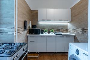 布达佩斯Budafoki Residence的厨房配有白色家电和炉灶。