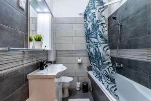 布达佩斯Budafoki Residence的浴室配有盥洗盆、卫生间和浴缸。