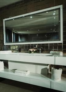 盖尼特拉Waves Aqua Resort的浴室内水槽上方的镜子