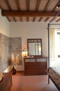 CupramontanaVilla Verdicchio - B&B for winelovers的一间卧室配有一张床和一个带镜子的梳妆台