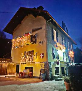 圣莫里斯堡Auberge "La Petite Auberge"的旁边是一座带圣诞灯的房子