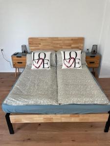 皮特林根Apartment Mirabelle 2的一张带两个红色带状枕头的床