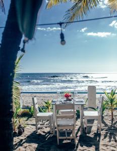 拉斯彭尼塔斯Casita de Playa BOMALU的海滩上的桌椅