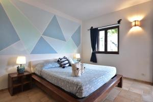 圣特奥多罗Villa Minda的一间卧室配有蓝色和白色的墙壁。