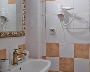 特里波利斯comfort apartment的一间带水槽和镜子的浴室