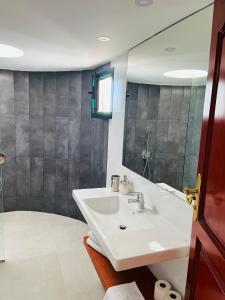 圣巴尔托洛梅HOTEL-FINCA Rural José Manuel 28pax的一间带水槽和镜子的浴室