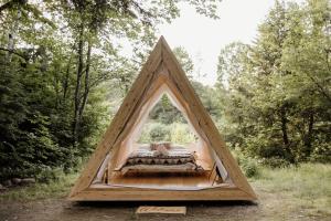 伍德斯托克Lumen Nature Retreat的森林三角形角角角帐篷内的床位